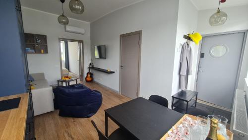 - un salon avec une table et une chaise bleue dans l'établissement Float House Nr 659, à Riga
