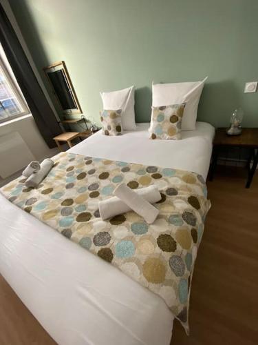 two beds in a room with a ribbon on them at Appartement centre-ville * RDC * clim * WIFI * Haut de gamme * in Angoulême