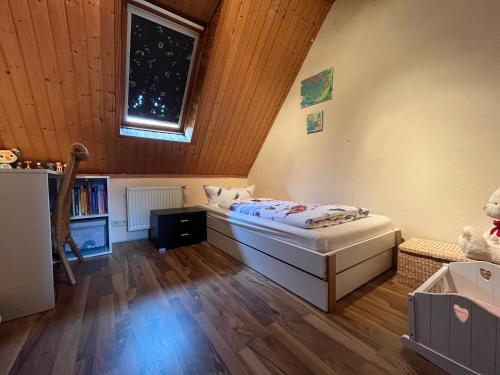Ferienwohnung "Siggi" في Winsen: غرفة نوم صغيرة بها سرير ونافذة