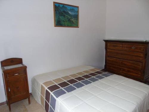 1 dormitorio con cama y tocador de madera en Casa MeNi villetta con Piscina, en Scicli