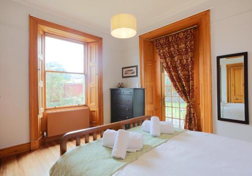 een slaapkamer met een bed met twee handdoeken erop bij Westend Place in North Berwick