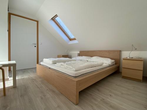 ein Schlafzimmer mit einem Bett und einem Dachfenster in der Unterkunft Storchencamp Gästehaus Rust in Rust