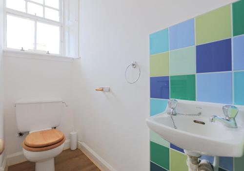 een badkamer met een toilet en een wastafel bij Westend Place in North Berwick
