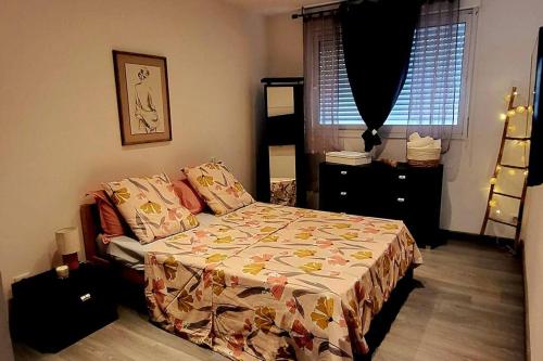 アジャクシオにあるMagnifique T2のベッドルーム1室(ベッド1台、ソファ、窓付)