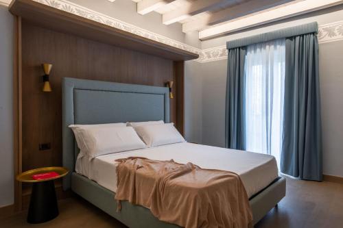 Posteľ alebo postele v izbe v ubytovaní Palazzo De Gregorio Apartments