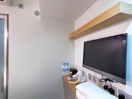 un soggiorno con una grande TV a schermo piatto di i hotel-B&B a Hong Kong