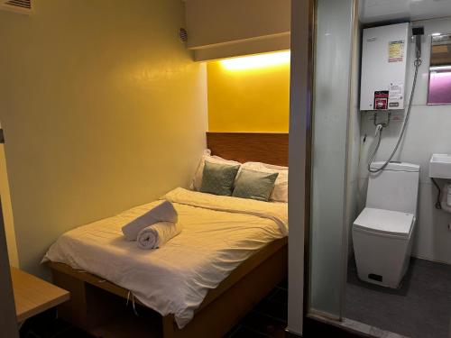 Habitación pequeña con cama y aseo en i hotel-B&B en Hong Kong
