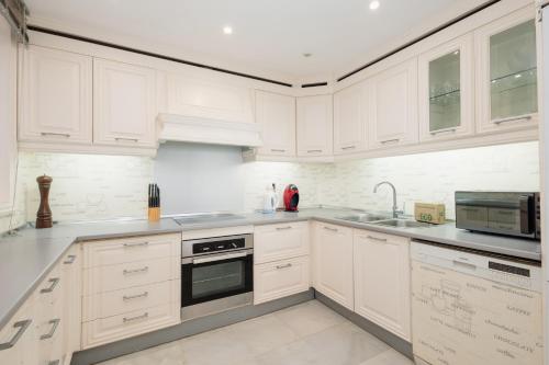 Holiday home, with direct access to the beach, sea views and south facing, in Puerto Banús