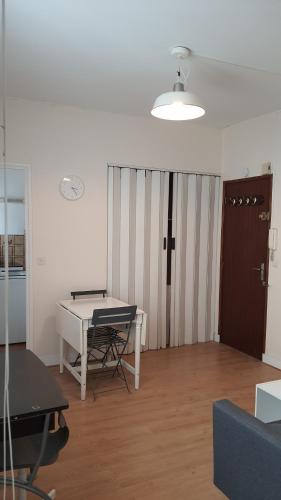 sala de estar con mesa y escritorio en F2 meublé RER B La Place/ Gentilly, proche 75014, Parking libre, CC Vache Noir, Complexe Sportif Raspail en Arcueil