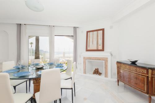 Holiday home, with direct access to the beach, sea views and south facing, in Puerto Banús