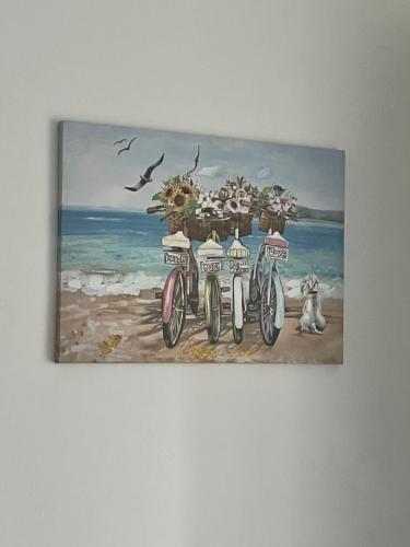 un quadro di due biciclette con fiori e un cane di Casa vacanza CUTÓ a Bagheria