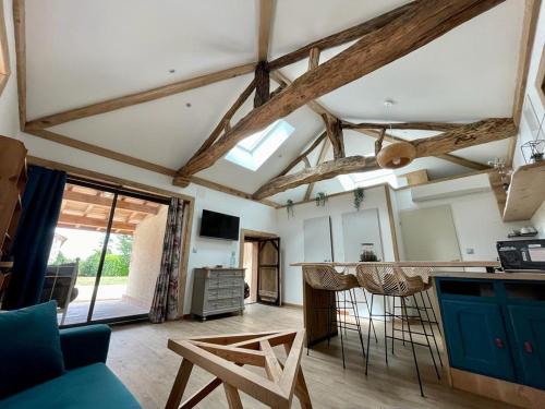 una sala de estar con vigas de madera en el techo en Gite de Carbonade, en Pailloles