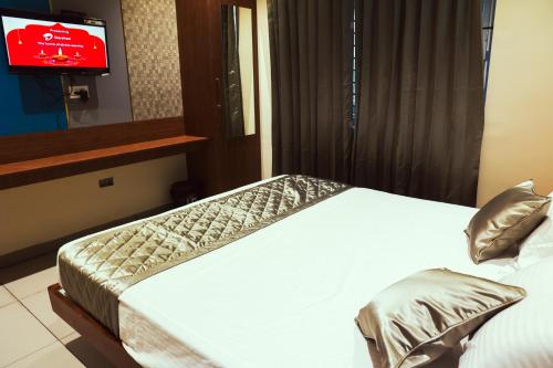 ELITE RESIDENCY في بالني: غرفة نوم فيها سرير وتلفزيون