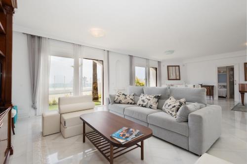 Holiday home, with direct access to the beach, sea views and south facing, in Puerto Banús