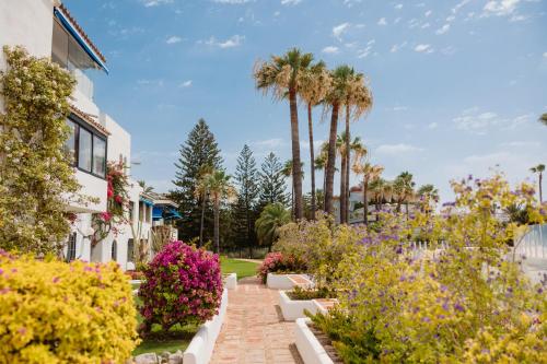 Holiday home, with direct access to the beach, sea views and south facing, in Puerto Banús