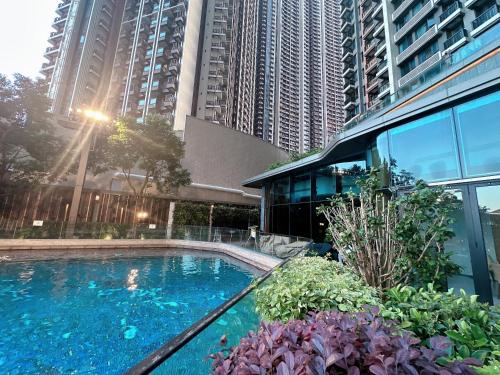 a swimming pool in front of a building with tall buildings at 香港欧式装修豪华三室一厅 in Hong Kong