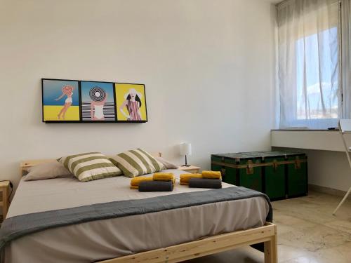 卡塔尼亚Etna Market View的卧室里有一张床，墙上挂着一幅画