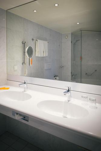 Ванная комната в Vienna House Easy by Wyndham Bad Oeynhausen
