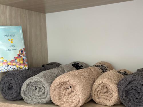 ein Haufen Handtücher, die auf einem Regal liegen in der Unterkunft Apartment Ollie Tuzla in Tuzla