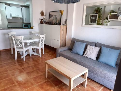 een woonkamer met een bank en een tafel bij Apartamento Palomares in Cuevas del Almanzora
