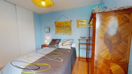 Le SablaisにあるLe Lys de Mer 300 m plage pour 4 personnesの青い壁のベッドルーム1室(ベッド2台付)