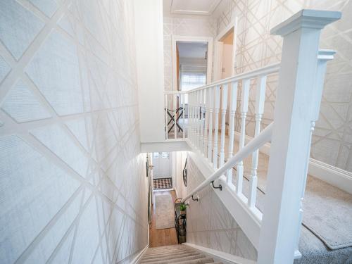 - un escalier blanc dans une maison aux murs blancs dans l'établissement Pass the Keys Stunning 2BR Townhouse in Belfasts Best Location, à Belfast