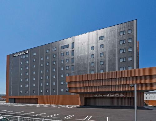 un edificio de hotel con un aparcamiento enfrente en hotel around TAKAYAMA, Ascend Hotel Collection en Takayama