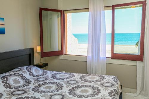 a bedroom with a bed and a view of the beach at Porto Fino Litoral - ONLY FAMILIES in Miami Platja