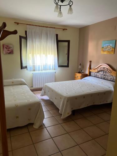Un pat sau paturi într-o cameră la Apartamentos Los Parrales