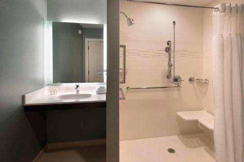 Bilik mandi di Residence Inn by Marriott New York Long Island East End