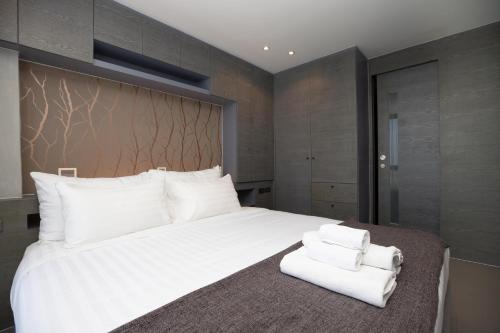 Postel nebo postele na pokoji v ubytování Citygate 2BR Condo L702/3*Four Pools*Close Kamala beach & Phuket Fantasea
