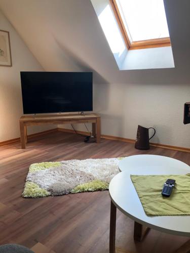 een woonkamer met een flatscreen-tv en een tafel bij Ferienwohnung Giese in Bleckede
