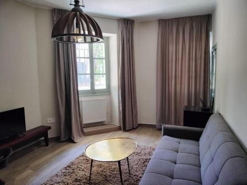 uma sala de estar com um sofá e uma mesa em Casa Rural Camino de Hierro I y II em La Fregeneda