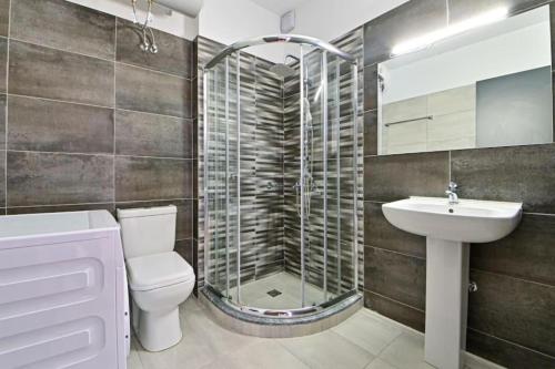 ein Bad mit einem WC, einem Waschbecken und einer Dusche in der Unterkunft Cozy apartment located on Piraeus Port area-(SPETS_D1) in Piräus
