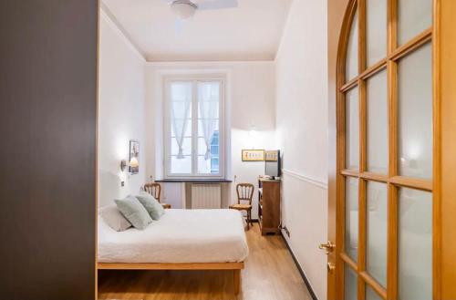 1 dormitorio con cama y ventana en San Lorenzo 21 Apartment, en Génova