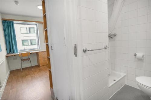 ein weißes Bad mit einem WC und einem Waschbecken in der Unterkunft Friendship House (Southwark) in London