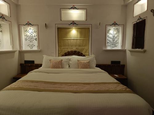 En eller flere senge i et værelse på Dakshina Haveli boutique Heritage Suite