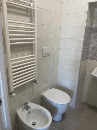 a small bathroom with a toilet and a sink at Palazzo dei Baroni in San Bartolomeo in Galdo