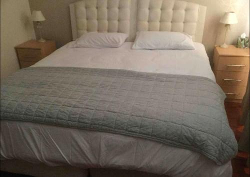 1 dormitorio con 1 cama grande con manta gris en Hillside View, en Redditch