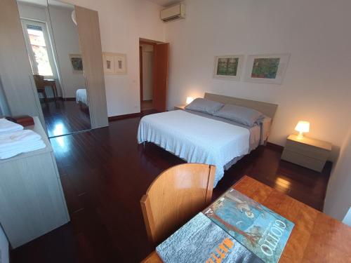 - une chambre avec un lit et une table dans l'établissement Casa Vacanze Garbatella, à Rome