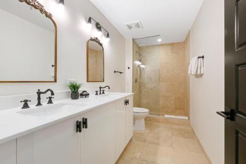 uma casa de banho branca com um lavatório e um WC em Exquisite 4 Bedroom Luxury condo Just Steps from the French Quarter em Nova Orleans