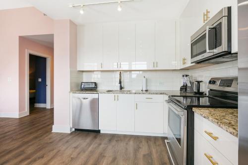 Kuchyň nebo kuchyňský kout v ubytování Exquisite 4 Bedroom Luxury condo Just Steps from the French Quarter