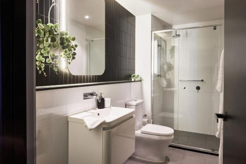 La salle de bains est pourvue de toilettes, d'un lavabo et d'une douche. dans l'établissement Brewery Lane, à Melbourne