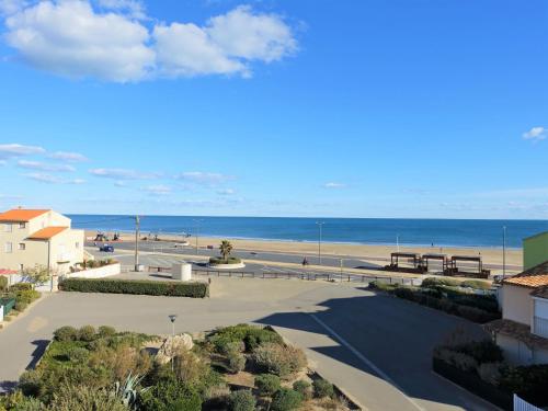 - Vistas a la playa y al océano en Apartment Les Balcons de la Méditerranée-14 by Interhome, en Narbonne-Plage