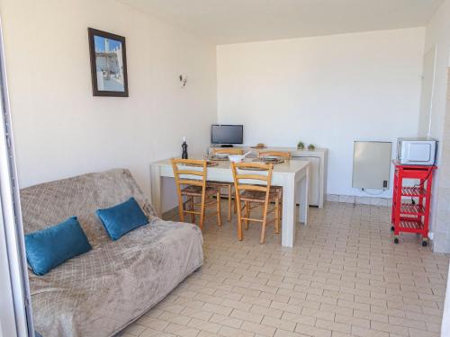 un salon avec un canapé et une table dans l'établissement Apartment Les Balcons de la Méditerranée-14 by Interhome, à Narbonne-Plage