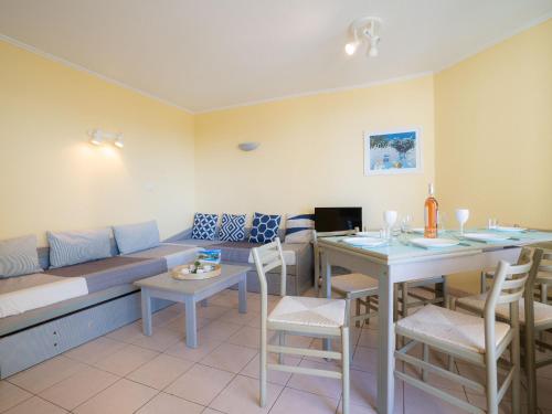 un salon avec un canapé, une table et des chaises dans l'établissement Apartment Les Rivages de Rochelongue-2 by Interhome, au Cap d'Agde