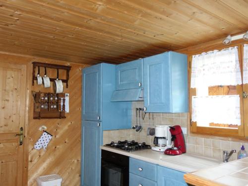 サン・ジェルヴェ・レ・バンにあるApartment Rubigny by Interhomeのキッチン(青いキャビネット、コンロ付)