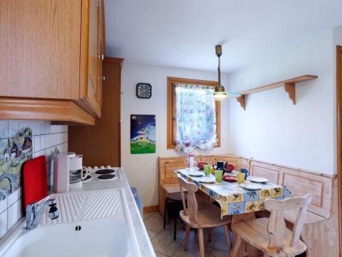 - une cuisine avec une table, des chaises et un évier dans l'établissement Apartment Le Tagre by Interhome, à Mémontel