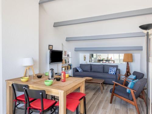 un salon avec un canapé, une table et des chaises dans l'établissement Apartment Château de la Madrague-2 by Interhome, à La Madrague