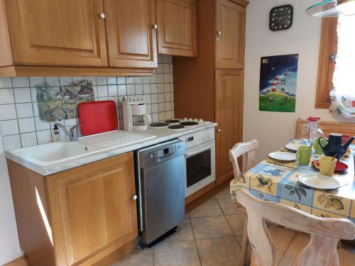 Kuchyň nebo kuchyňský kout v ubytování Apartment Le Tagre by Interhome